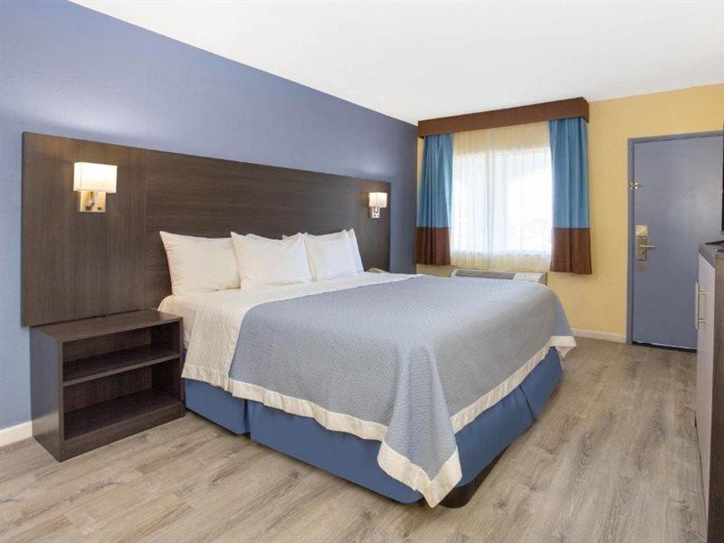 Days Inn By Wyndham Airport - Phoenix Extérieur photo