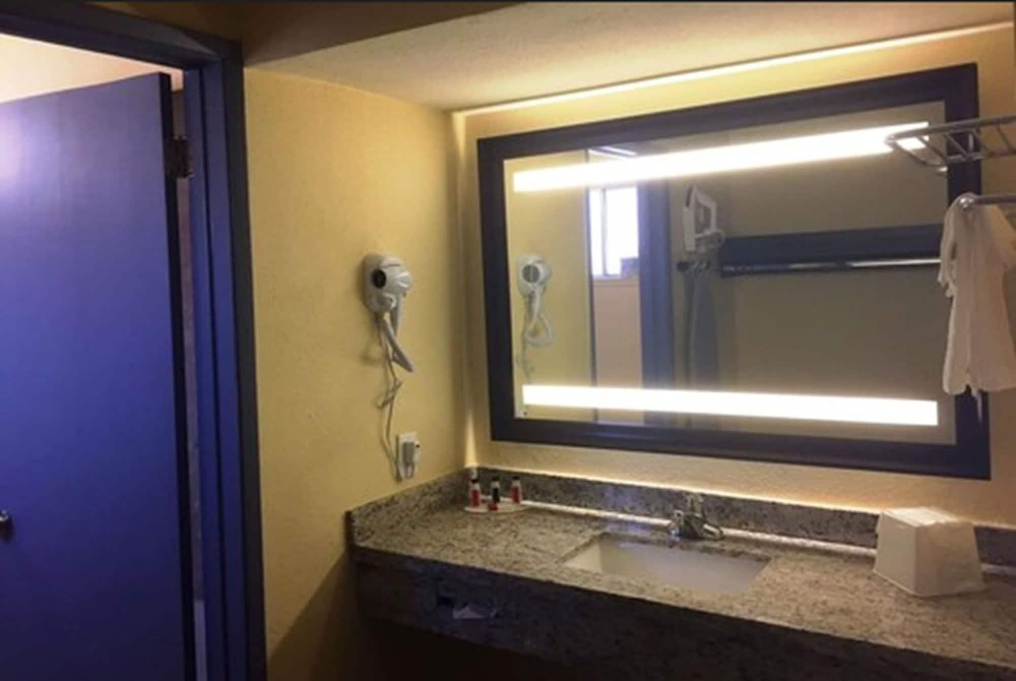 Days Inn By Wyndham Airport - Phoenix Extérieur photo