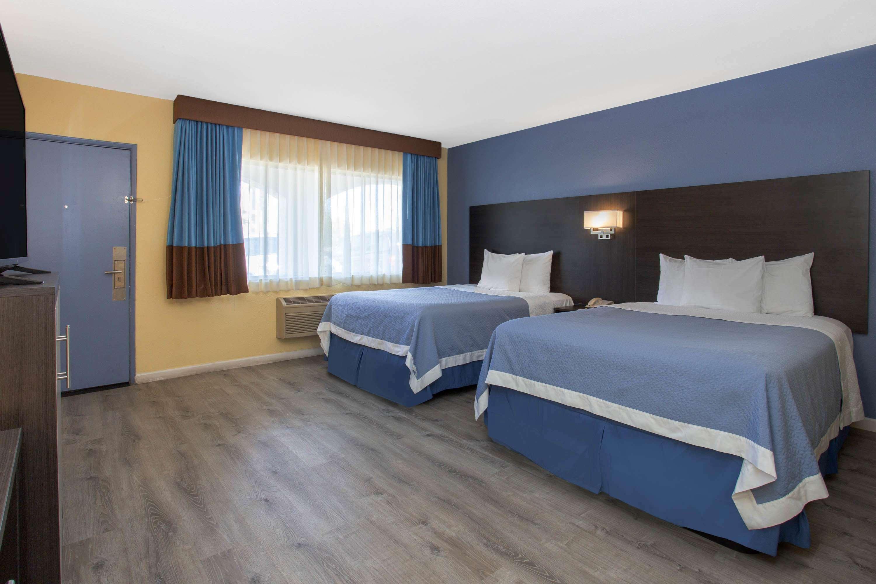 Days Inn By Wyndham Airport - Phoenix Extérieur photo