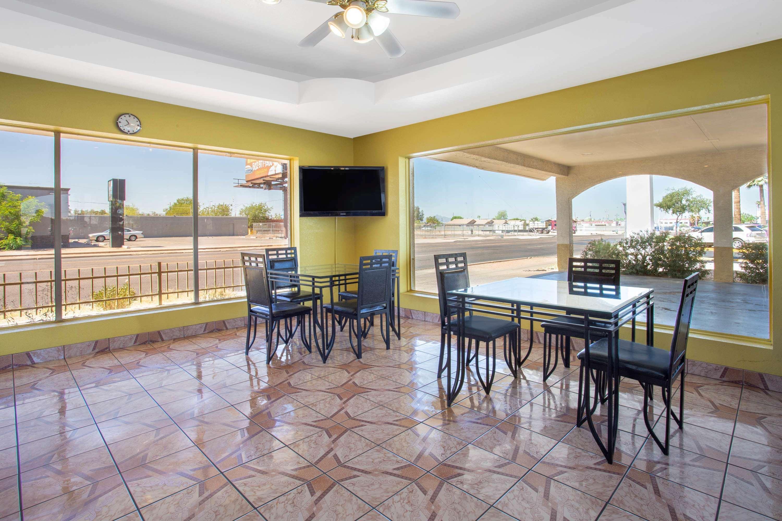 Days Inn By Wyndham Airport - Phoenix Extérieur photo