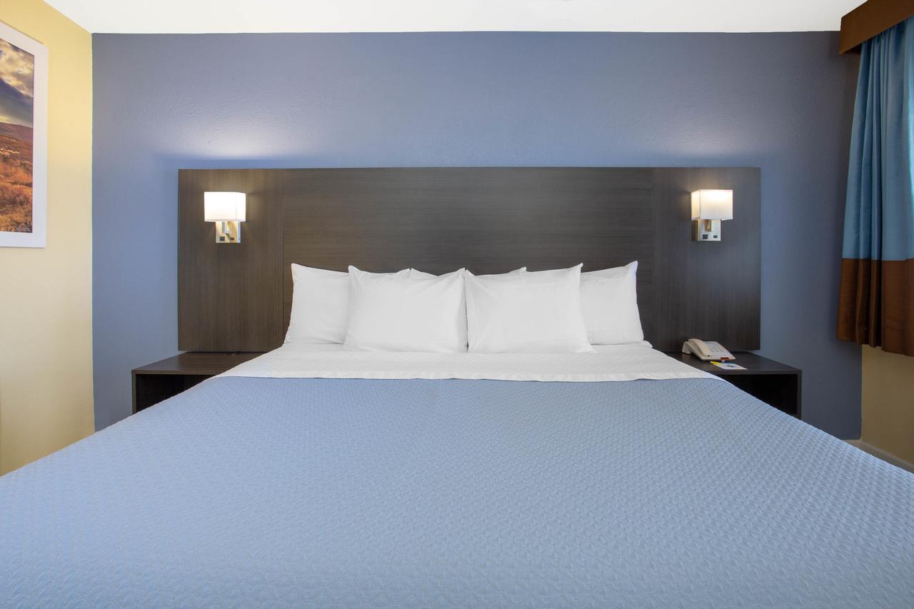 Days Inn By Wyndham Airport - Phoenix Extérieur photo